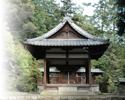 逢坂山に庵を結び隠棲した琵琶の名手蝉丸を祀る蝉丸神社。芸能、音曲の神として人々の信仰を集めています。